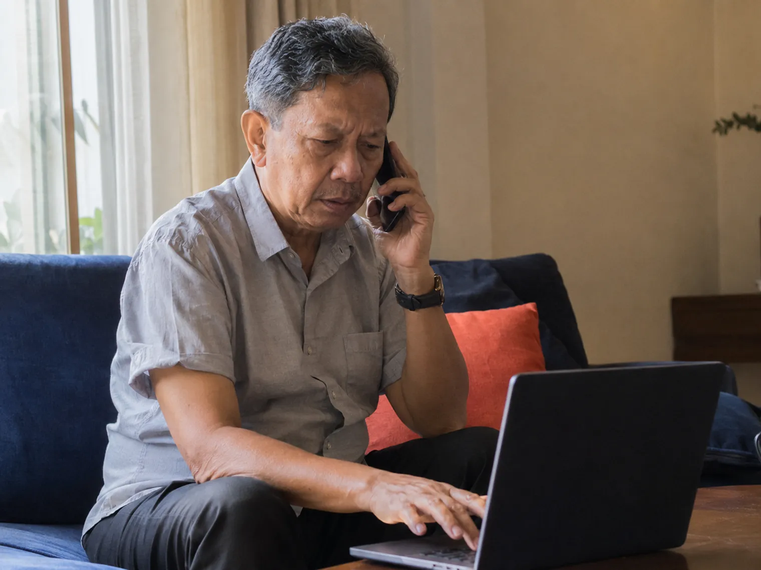 Korban penipuan menerima panggilan telepon sambil diarahkan membuka laptop, modus social engineering yang umum dalam penipuan virtual account